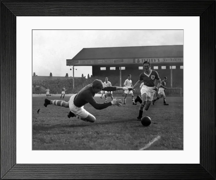 Framed Print : Dani Durie, Blackpool F. C. in action against Sheffield Wednesday Framed Print : Dani Durie, Blackpool F. C. in action against Sheffield Wednesday