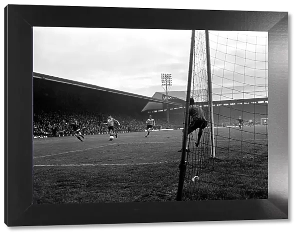 Sport: Football: Liverpool v. Southampton. Action from the match. October 1969 Z10377-013