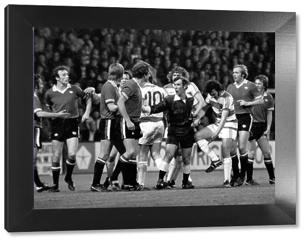 Sport: Football: Queens Park Rangers vs. Manchester United. April 1977 77-02218-035