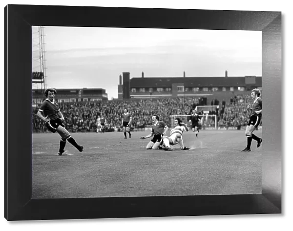Sport: Football: Queens Park Rangers vs. Manchester United. April 1977 77-02218-003