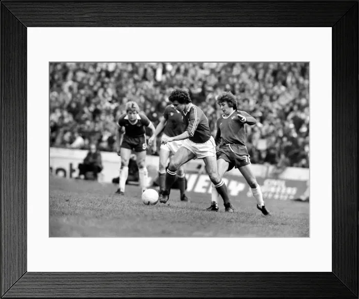 Framed Print : Football: Chelsea vs. Nottingham Forest. April 1977 77-02166-030 Framed Print : Football: Chelsea vs. Nottingham Forest. April 1977 77-02166-030
