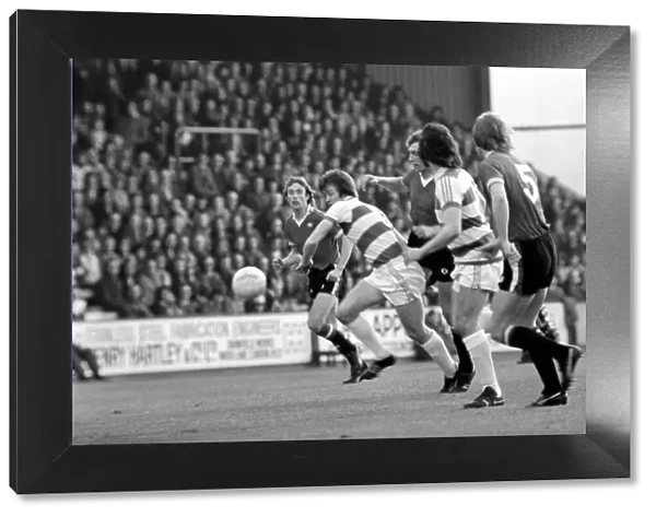 Sport: Football: Queens Park Rangers vs. Manchester United. April 1977 77-02218-044