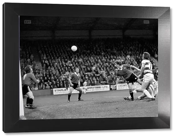 Sport: Football: Queens Park Rangers vs. Manchester United. April 1977 77-02218-015