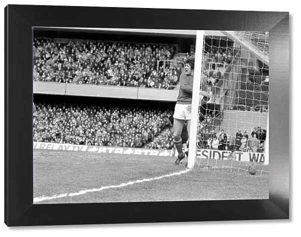 Football: Chelsea vs. Nottingham Forest. April 1977 77-02166-032