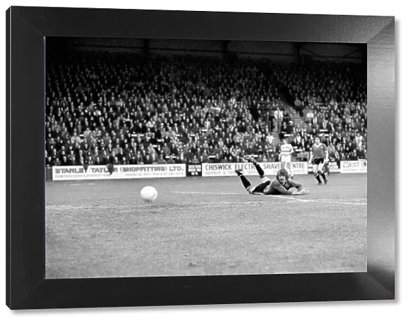Sport: Football: Queens Park Rangers vs. Manchester United. April 1977 77-02218-001