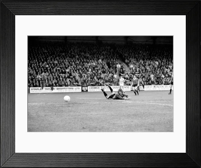 Framed Print : Sport: Football: Queens Park Rangers vs. Manchester United. April 1977 77-02218-001 Framed Print : Sport: Football: Queens Park Rangers vs. Manchester United. April 1977 77-02218-001