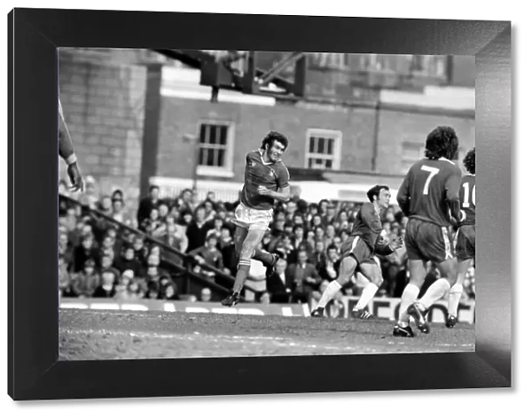 Football: Chelsea vs. Nottingham Forest. April 1977 77-02166-044