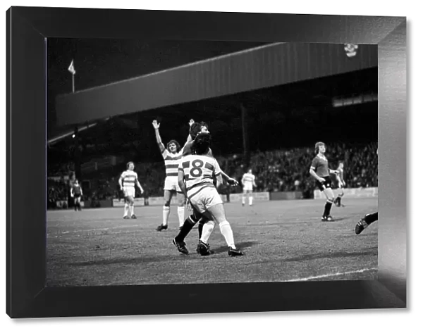 Sport: Football: Queens Park Rangers vs. Manchester United. April 1977 77-02218-010