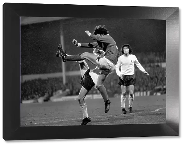 Football: Tottenham Hotspur F. C. vs. Nottingham Forest F. C. January 1975 75-00164-005