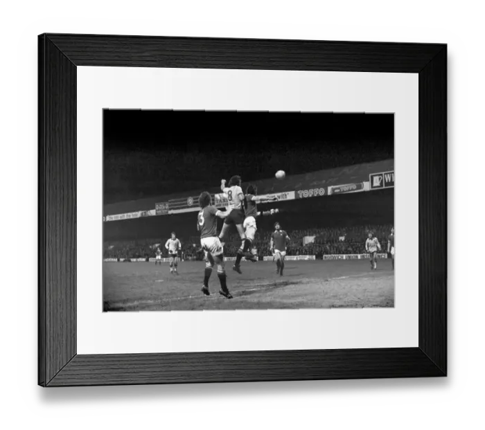 Framed Print : Football: Norwich F. C. (1) v. Manchester United F. C. (0). January 1975 75-00414-019