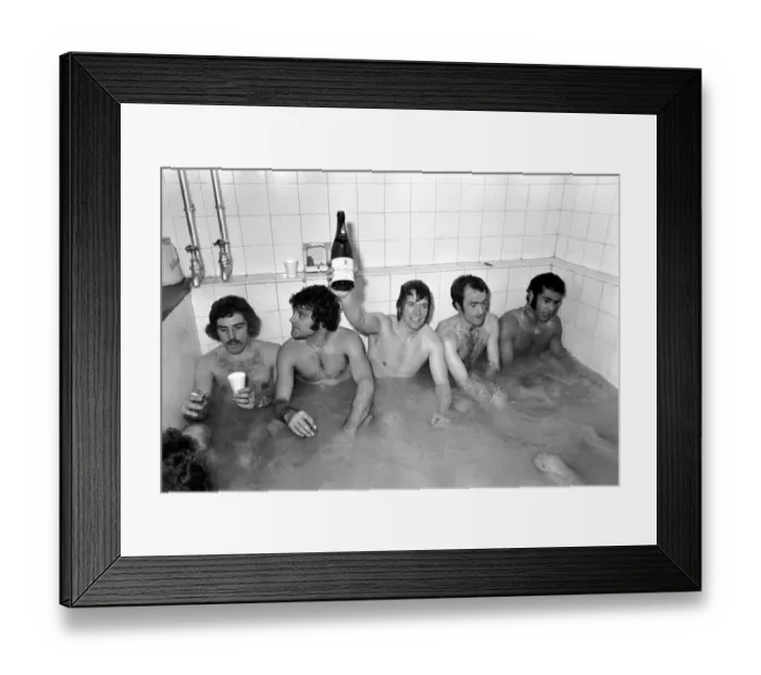Framed Print : Football: Norwich F. C. (1) v. Manchester United F. C. (0). January 1975 75-00414-002