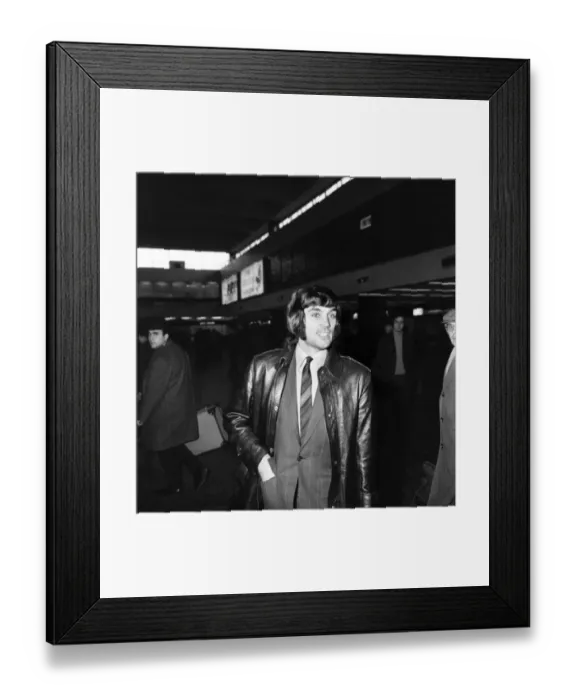 Framed Print : George Best arrives at Euston Station with members of Manchester United Football team for