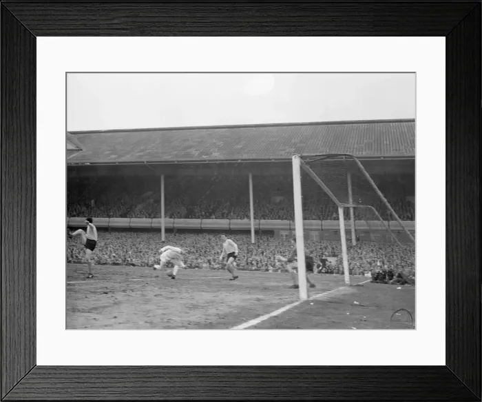 Framed Print : FA Cup Semi Final match at Villa Park. Manchester United 1 v Southampton 0 Framed Print : FA Cup Semi Final match at Villa Park. Manchester United 1 v Southampton 0