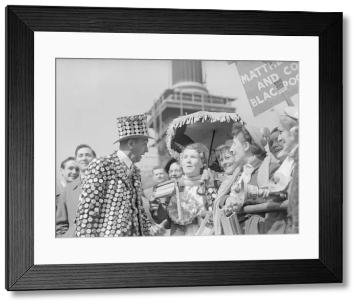 Framed Print : Blackpool v Bolton FA Cup Final 2nd May 1953. Blackpool football supporters gather Framed Print : Blackpool v Bolton FA Cup Final 2nd May 1953. Blackpool football supporters gather