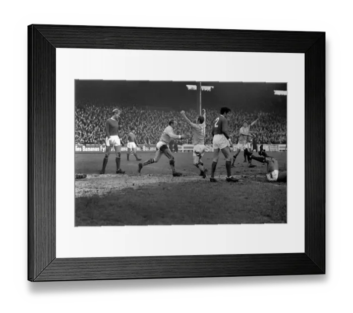Framed Print : Sport: Football: English League Division One Manchester City 4 v. Manchester United