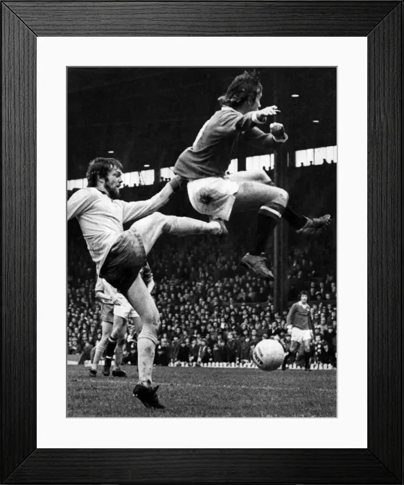 Framed Print : Manchester Uniteds Sammy Melton find himself at the end of Ipswich Framed Print : Manchester Uniteds Sammy Melton find himself at the end of Ipswich