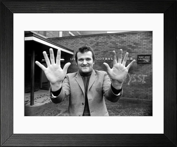 Framed Print : Liverpool goalkeeper Tommy Lawrence. December 1969 Z12078 Framed Print : Liverpool goalkeeper Tommy Lawrence. December 1969 Z12078