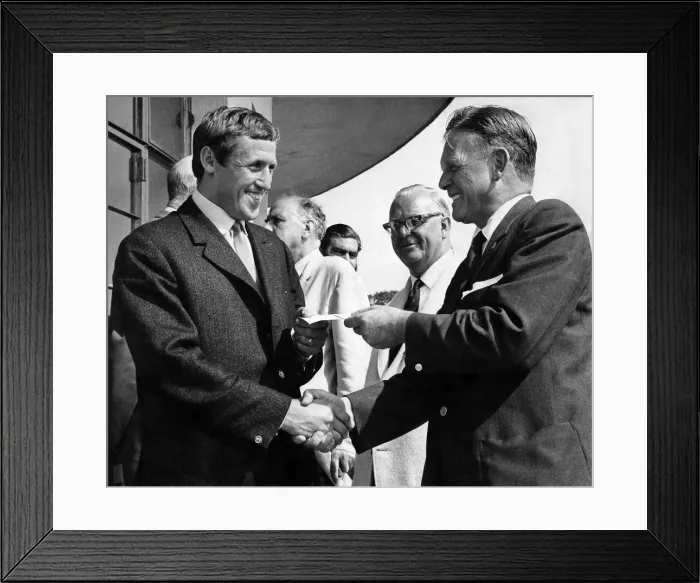 Framed Print : Cashing in thats Everton wing-half Brian Harris collecting his first prize cheque