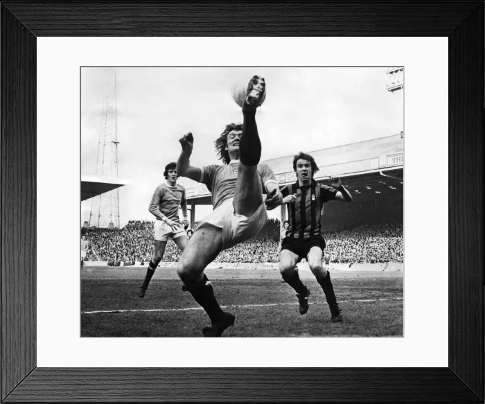 Framed Print : Rodney Marsh in action for Fulham. February 1976 P011300 Framed Print : Rodney Marsh in action for Fulham. February 1976 P011300