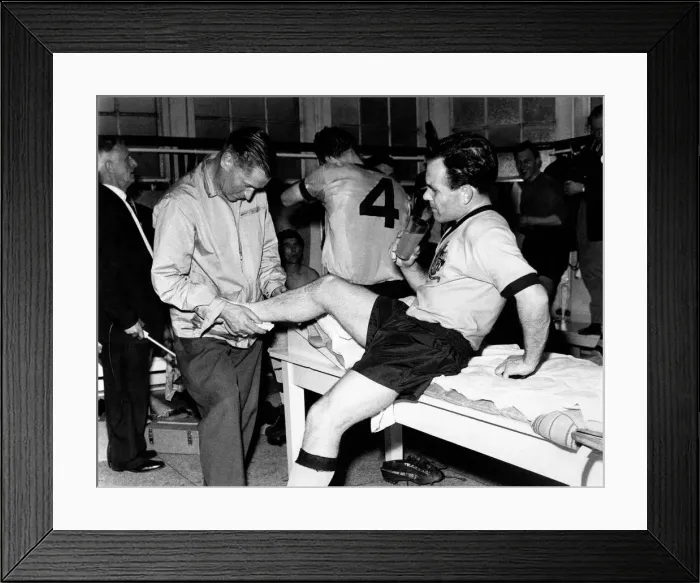 Framed Print : Wolvehampton Wanderers v Blackburn FA Cup Final 1960 In the dressing room after