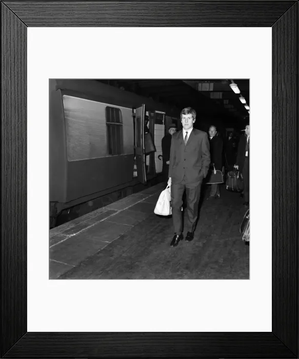 Framed Print : Everton football team arrive at Euston for the match against West Ham tomorrow. Joe Royal Framed Print : Everton football team arrive at Euston for the match against West Ham tomorrow. Joe Royal