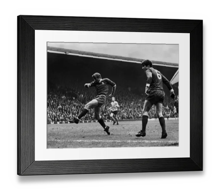 Framed Print : Liverpool v. Southampton: Hunt, brought on as substitute