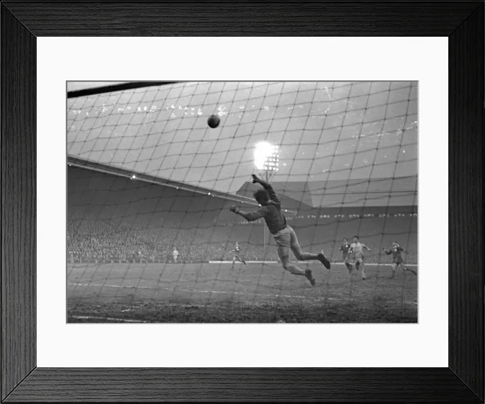 Framed Print : Liverpool 1 v. Coventry 0. English Division One Y26