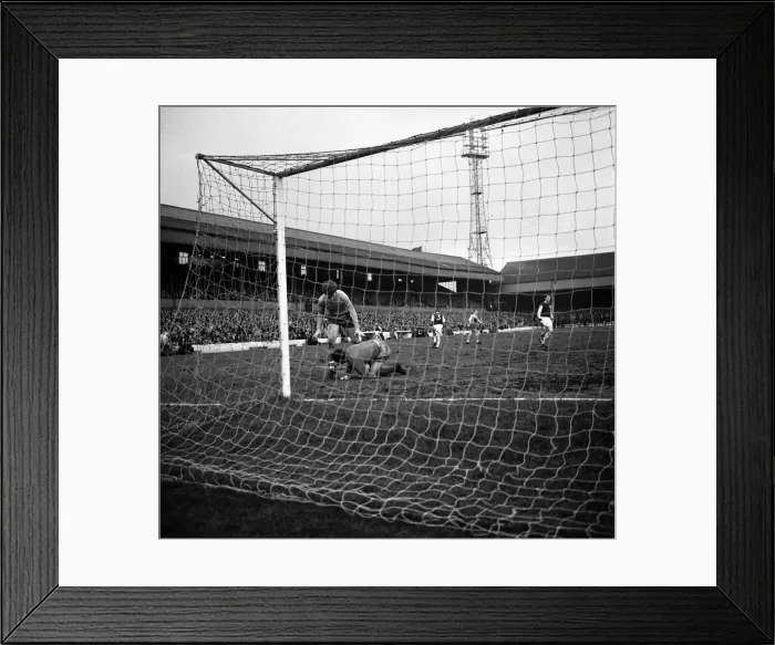 Framed Print : Burnley v. Everton. 30th December 1967 Framed Print : Burnley v. Everton. 30th December 1967