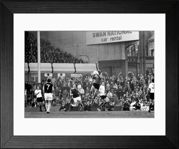 Framed Print : Aston Villa F. C. vs. Manchester United F. C. February 1975 75-01050-003