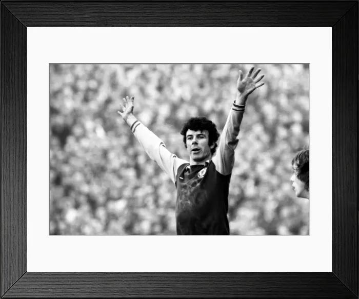 Framed Print : Football: Aston Villa F. C. (2) vs. Manchester United F. C. (0). February 1975 75-01047-026 Framed Print : Football: Aston Villa F. C. (2) vs. Manchester United F. C. (0). February 1975 75-01047-026