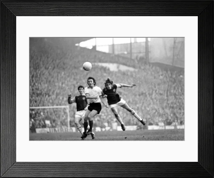 Framed Print : Aston Villa F. C. vs. Manchester United F. C. February 1975 75-01050-001