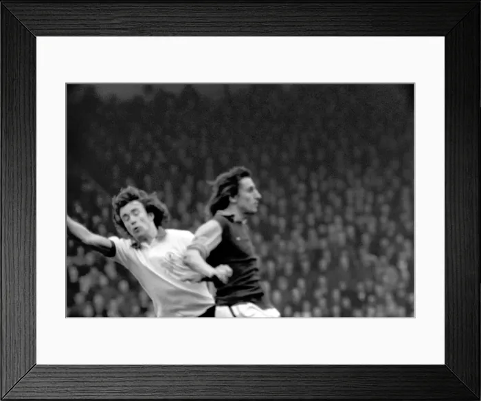 Framed Print : Football: Aston Villa F. C. (2) vs. Manchester United F. C. (0). February 1975 75-01047-014