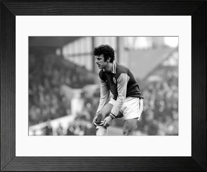 Framed Print : Football: Aston Villa F. C. (2) vs. Manchester United F. C. (0). February 1975 75-01047-037 Framed Print : Football: Aston Villa F. C. (2) vs. Manchester United F. C. (0). February 1975 75-01047-037