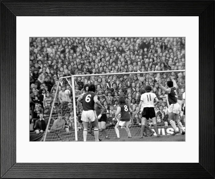 Framed Print : Football: Aston Villa F. C. (2) vs. Manchester United F. C. (0). February 1975 75-01047-025 Framed Print : Football: Aston Villa F. C. (2) vs. Manchester United F. C. (0). February 1975 75-01047-025