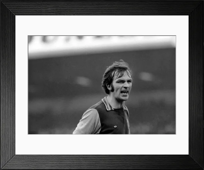 Framed Print : Football: Aston Villa F. C. (2) vs. Manchester United F. C. (0). February 1975 75-01047-068