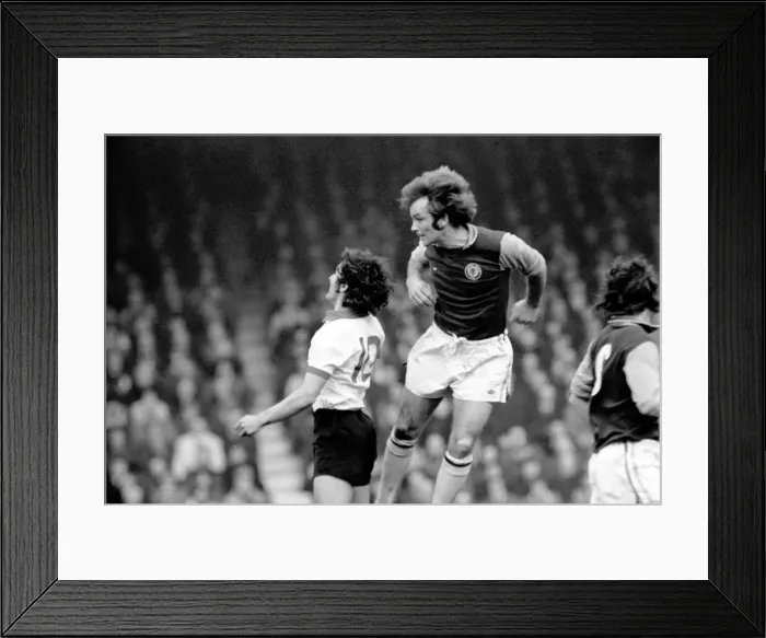 Framed Print : Football: Aston Villa F. C. (2) vs. Manchester United F. C. (0). February 1975 75-01047-022 Framed Print : Football: Aston Villa F. C. (2) vs. Manchester United F. C. (0). February 1975 75-01047-022