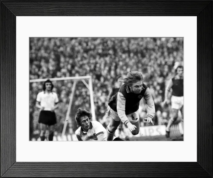 Framed Print : Football: Aston Villa F. C. (2) vs. Manchester United F. C. (0). February 1975 75-01047-066