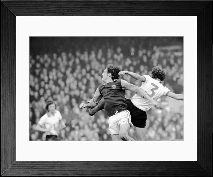 Framed Print : Football: Aston Villa F. C. (2) vs. Manchester United F. C. (0). February 1975 75-01047-003
