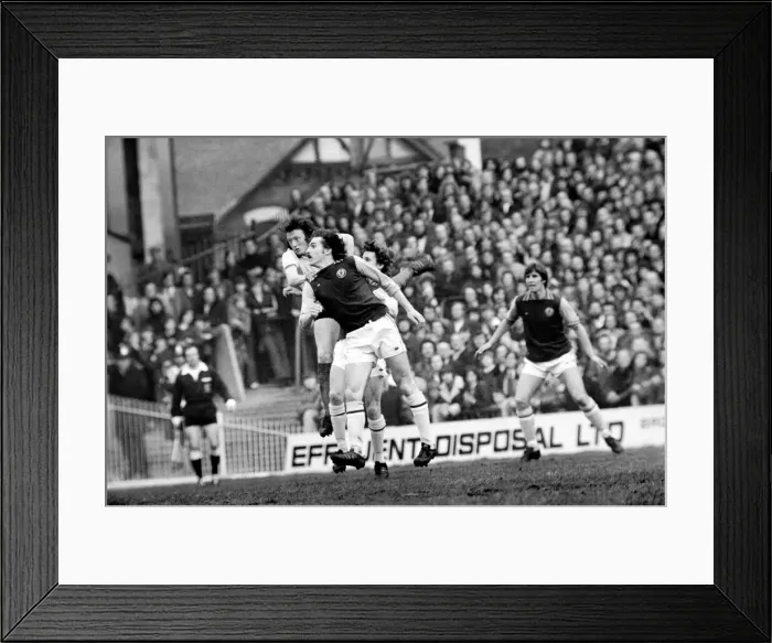 Framed Print : Football: Aston Villa F. C. (2) vs. Manchester United F. C. (0). February 1975 75-01047-064