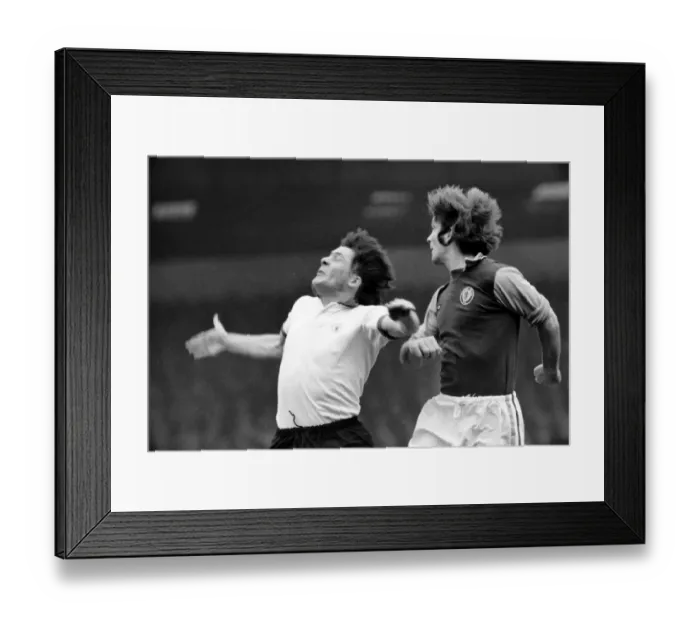 Framed Print : Football: Aston Villa F. C. (2) vs. Manchester United F. C. (0). February 1975 75-01047-061