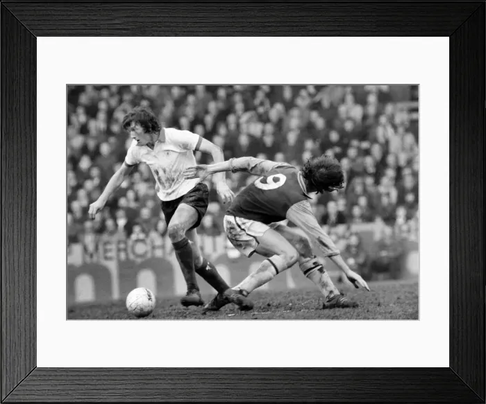 Framed Print : Football: Aston Villa F. C. (2) vs. Manchester United F. C. (0). February 1975 75-01047-059 Framed Print : Football: Aston Villa F. C. (2) vs. Manchester United F. C. (0). February 1975 75-01047-059