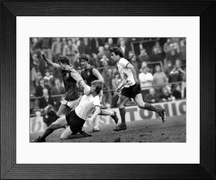 Framed Print : Football: Aston Villa F. C. (2) vs. Manchester United F. C. (0). February 1975 75-01047-053