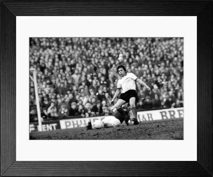 Framed Print : Football: Aston Villa F. C. (2) vs. Manchester United F. C. (0). February 1975 75-01047-067 Framed Print : Football: Aston Villa F. C. (2) vs. Manchester United F. C. (0). February 1975 75-01047-067