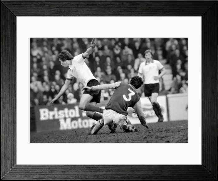 Framed Print : Football: Aston Villa F. C. (2) vs. Manchester United F. C. (0). February 1975 75-01047-051 Framed Print : Football: Aston Villa F. C. (2) vs. Manchester United F. C. (0). February 1975 75-01047-051