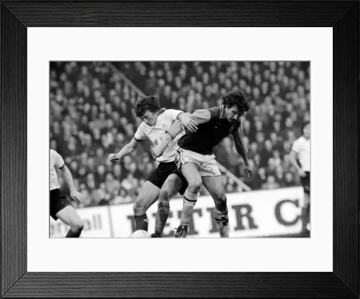 Framed Print : Football: Aston Villa F. C. (2) vs. Manchester United F. C. (0). February 1975 75-01047-004 Framed Print : Football: Aston Villa F. C. (2) vs. Manchester United F. C. (0). February 1975 75-01047-004