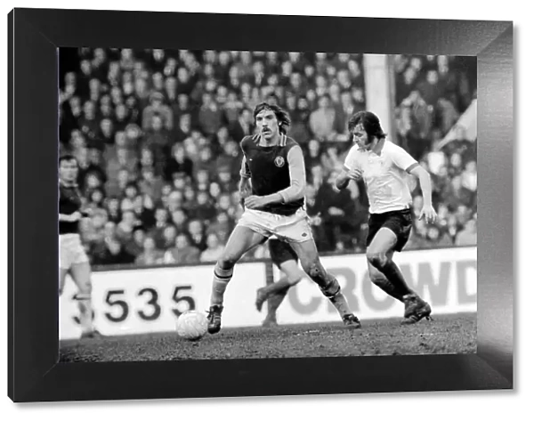 Football: Aston Villa F. C. (2) vs. Manchester United F. C. (0). February 1975 75-01047-001