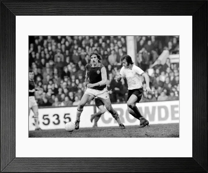 Framed Print : Football: Aston Villa F. C. (2) vs. Manchester United F. C. (0). February 1975 75-01047-001 Framed Print : Football: Aston Villa F. C. (2) vs. Manchester United F. C. (0). February 1975 75-01047-001