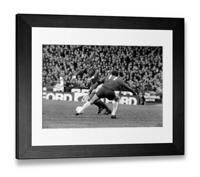 Framed Print : Chelsea v. Manchester United. Fitzpatrick of United beats winger Peter Housman of Chelsea