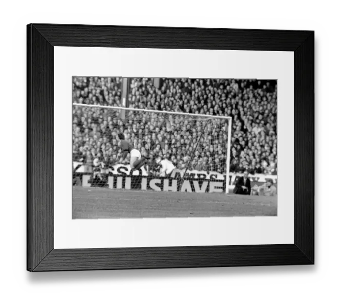 Framed Print : Chelsea v. Manchester United. January 1970 71-00225-022