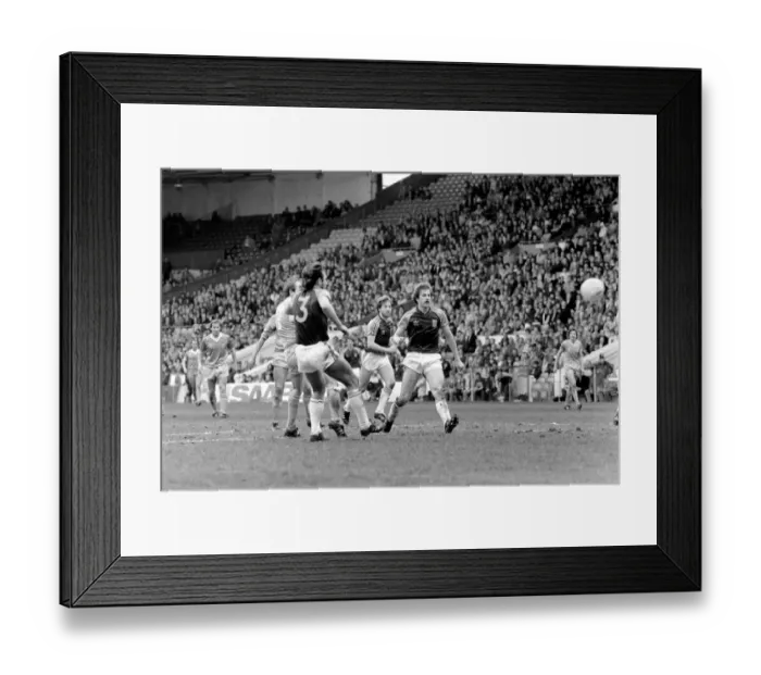 Framed Print : English League Division One match at Maine Road Manchester City 2 v West Ham United Framed Print : English League Division One match at Maine Road Manchester City 2 v West Ham United